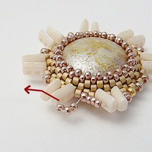 &eacute;tape 15 - boucles d'oreilles Aliona cabochon et perles en verre Piros par Puca &reg;