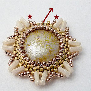 &eacute;tape 16 - boucles d'oreilles Aliona cabochon et perles en verre Piros par Puca &reg;