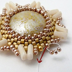 &eacute;tape 17 - boucles d'oreilles Aliona cabochon et perles en verre Piros par Puca &reg;