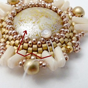 &eacute;tape 21 - boucles d'oreilles Aliona cabochon et perles en verre Piros par Puca &reg;