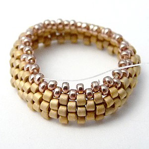 &eacute;tape 3 - boucles d'oreilles Aliona cabochon et perles en verre Piros par Puca &reg;