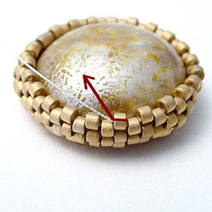 &eacute;tape 4 - boucles d'oreilles Aliona cabochon et perles en verre Piros par Puca &reg;