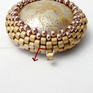 &eacute;tape 6 - boucles d'oreilles Aliona cabochon et perles en verre Piros par Puca &reg;