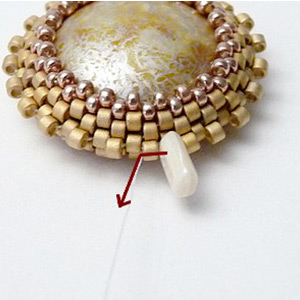 &eacute;tape 8 - boucles d'oreilles Aliona cabochon et perles en verre Piros par Puca &reg;