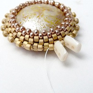 &eacute;tape 9 - boucles d'oreilles Aliona cabochon et perles en verre Piros par Puca &reg;