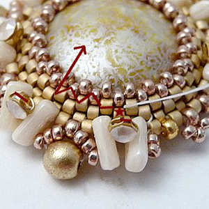 &eacute;tape 22 - boucles d'oreilles Aliona cabochon et perles en verre Piros par Puca &reg;