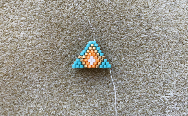 etape 1 - boucles oreilles g&eacute;om&eacute;triques en perles Miyuki D&eacute;licas 11/0