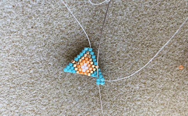 etape 3 - boucles oreilles g&eacute;om&eacute;triques en perles Miyuki D&eacute;licas 11/0