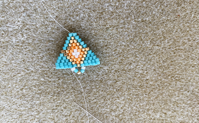 etape 4-1 - boucles oreilles g&eacute;om&eacute;triques en perles Miyuki D&eacute;licas 11/0