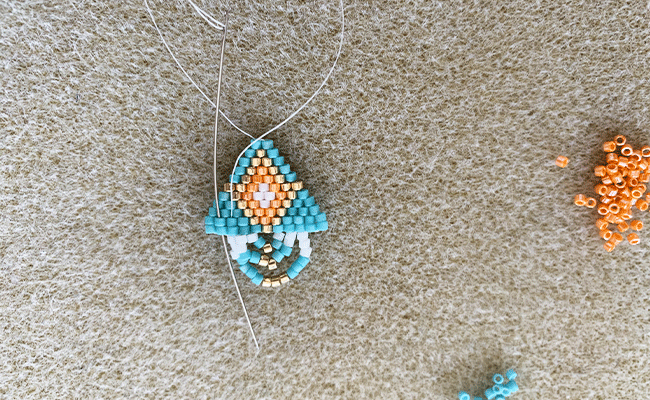 etape 4-2 - boucles oreilles g&eacute;om&eacute;triques en perles Miyuki D&eacute;licas 11/0