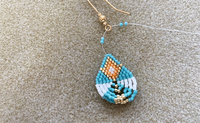 etape 5 - boucles oreilles g&eacute;om&eacute;triques en perles Miyuki D&eacute;licas 11/0