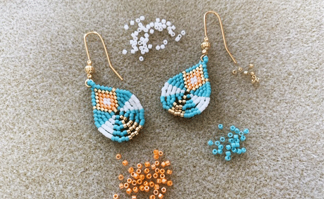 etape 6 - boucles oreilles g&eacute;om&eacute;triques en perles Miyuki D&eacute;licas 11/0