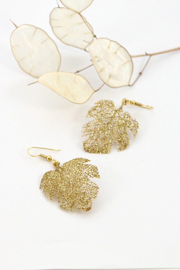 Schema  Glittery natural leaves