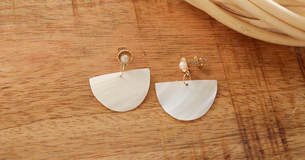 Schema Mother of pearl earrings seashell motif studs Schema Mother of pearl earrings seashell motif studs