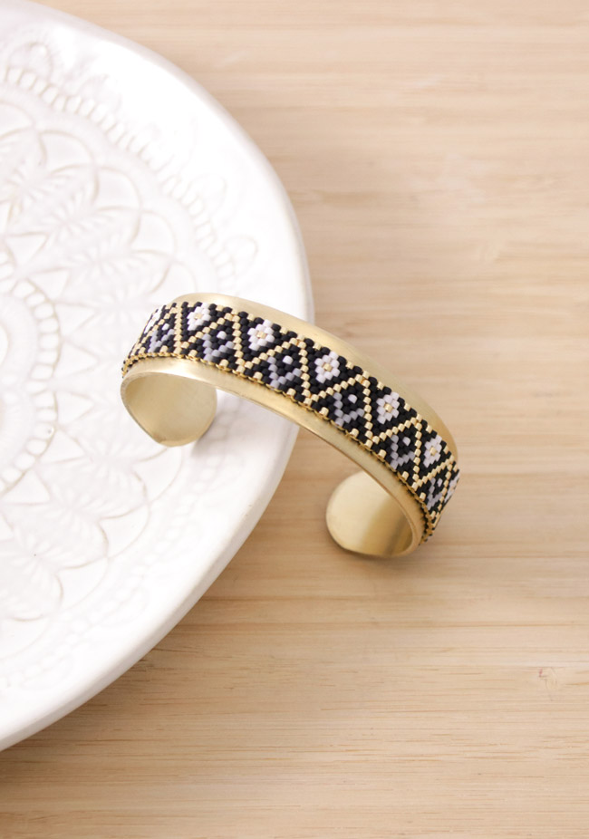 Schema  Gold and black Miyuki bangle bracelet with Peyote Odd weaving