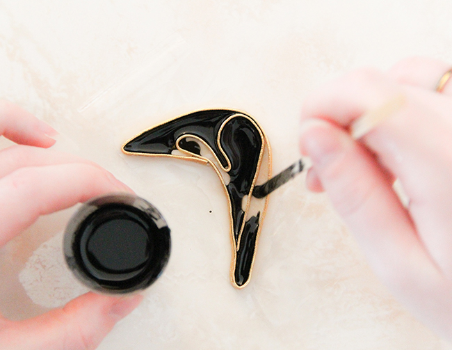 DIY toucan pin resin step 4 bis paste resin