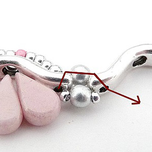 Lucie Necklace with Bowtrio spacer and Amos glass beads by Puca : Step 6 Lucie Necklace with Bowtrio spacer and Amos glass beads by Puca : Step 6