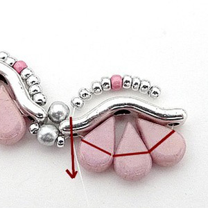 Lucie Necklace with Bowtrio spacer and Amos glass beads by Puca : Step 8 Lucie Necklace with Bowtrio spacer and Amos glass beads by Puca : Step 8