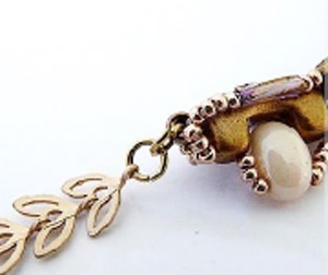 Step 19 - DIY Tinaya Necklace Puca Glass Beads