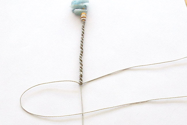 Fine aquamarine and macrame necklace : Step 3