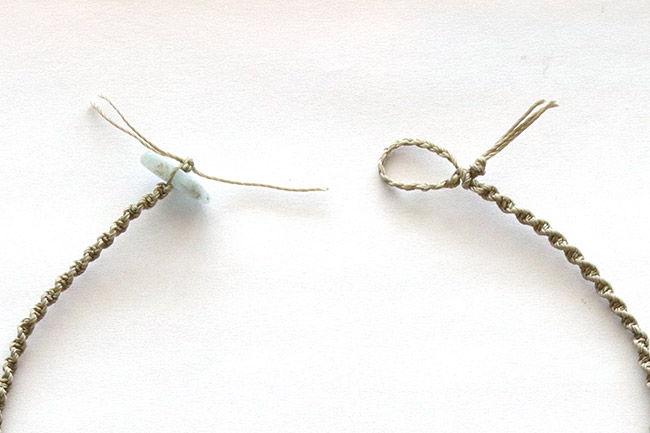 Fine aquamarine and macrame necklace : Step 7