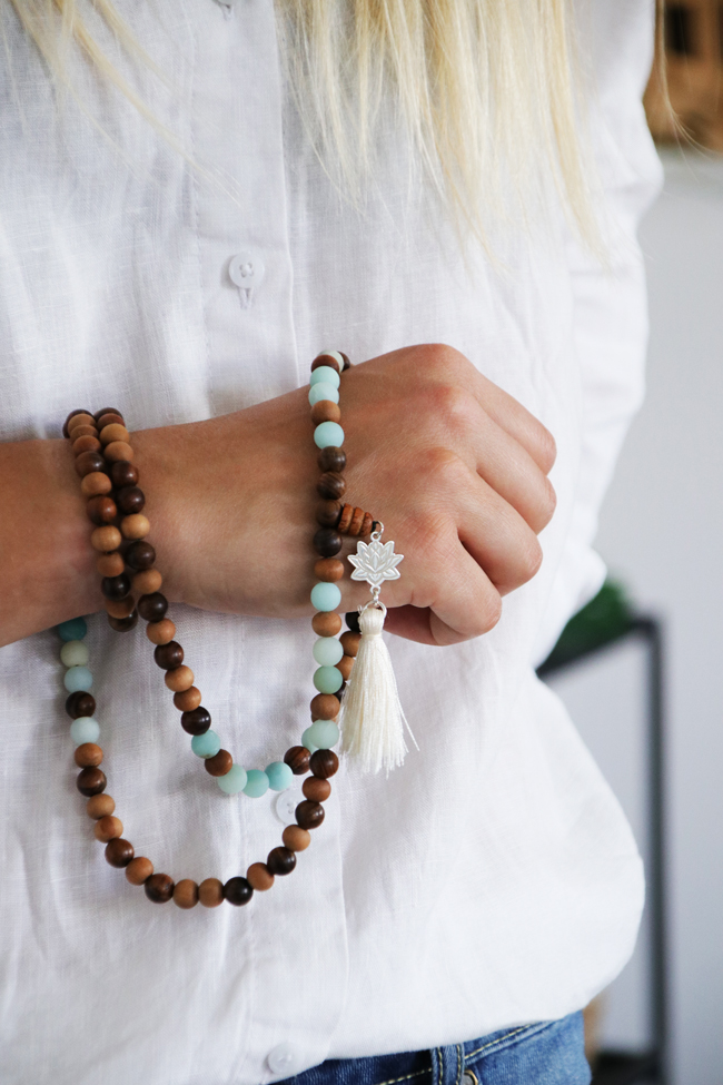 Schema  Mala necklace in wood and gemstones