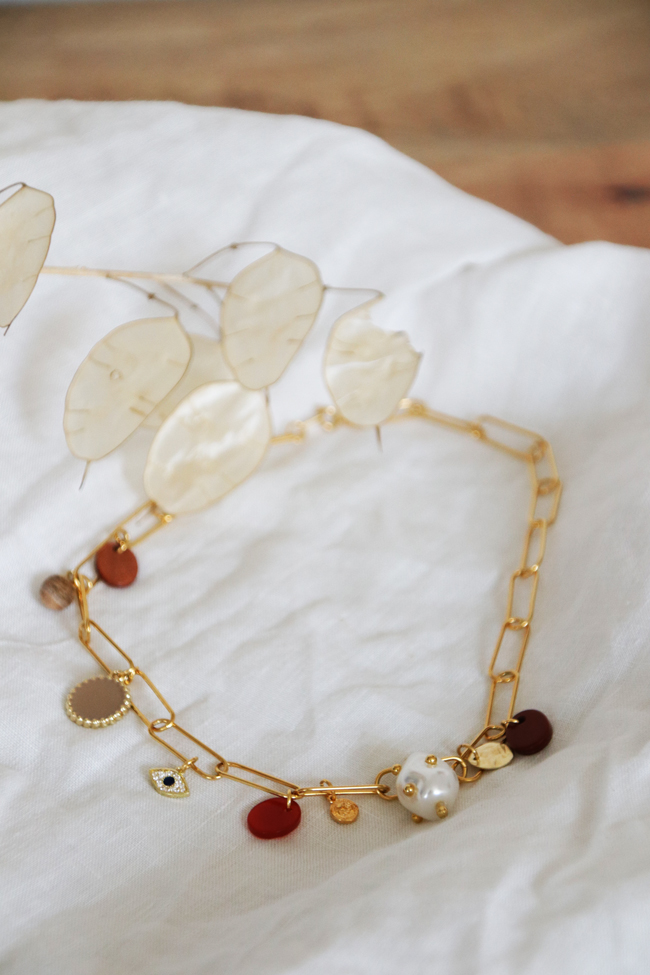 Schema  DIY Maxi rectangle chain necklace with mother-of-pearl charm, eye and gemstones