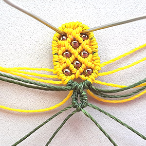 Etape 14 - Boucles d'oreilles Ananas en macramé