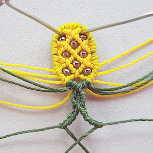 Etape 14 - Boucles d'oreilles Ananas en macramé