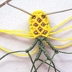 Etape 14 - Boucles d'oreilles Ananas en macramé