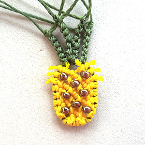 Etape 15 - Boucles d'oreilles Ananas en macramé - Tendez fil