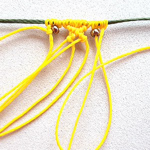 Etape 4- Boucles d'oreilles Ananas en macramé -Insérez rocailles
