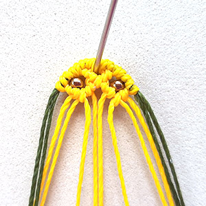 Etape 4 - Boucles d'oreilles Ananas en macramé