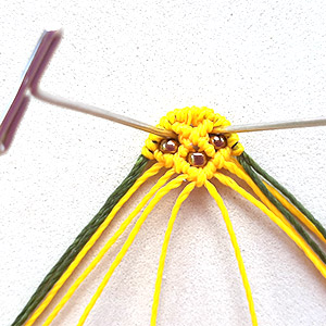 Etape 5 - Boucles d'oreilles Ananas en macramé