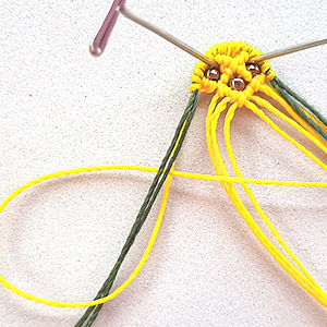 Etape 6- Boucles d'oreilles Ananas en macramé