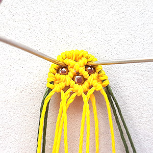 Etape 7 - Boucles d'oreilles Ananas en macramé -