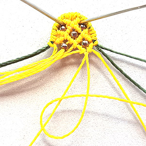 Etape 9 - Boucles d'oreilles Ananas en macramé - Tendez fil