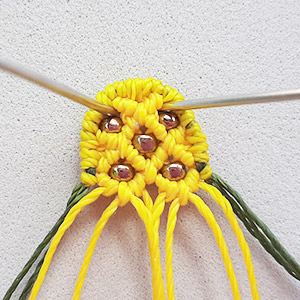 Etape 9 - Boucles d'oreilles Ananas en macramé