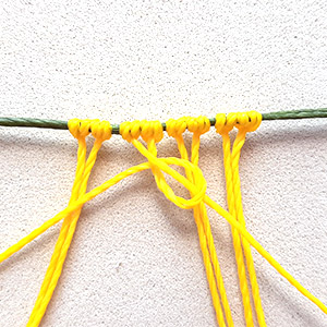 Etape 3 - Boucles d'oreilles Ananas en macramé - Noeuds alouettes