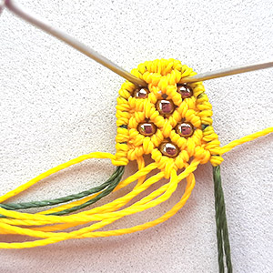 Etape 12 - Boucles d'oreilles Ananas en macramé