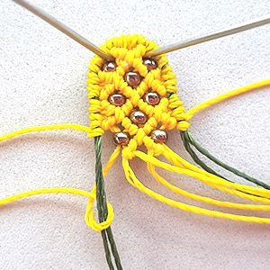 Etape 13 - Boucles d'oreilles Ananas en macramé