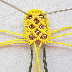 Etape 13 - Boucles d'oreilles Ananas en macramé