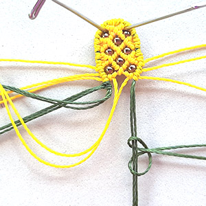 Etape 14 - Boucles d'oreilles Ananas en macramé