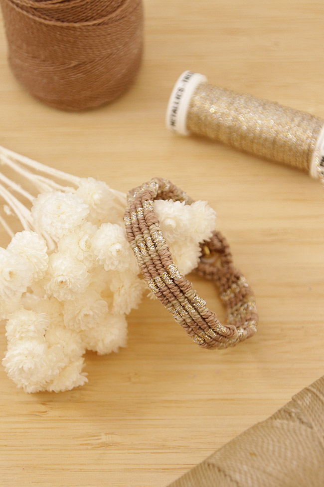 Beginner's macramé bracelet with shiny thread and Linhasita wires