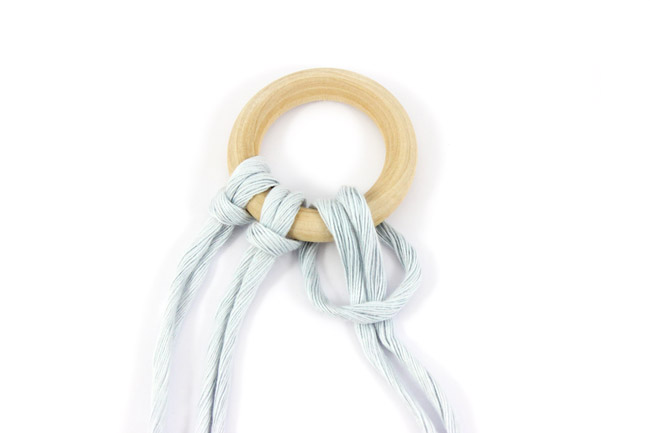 noeud d'alouette pour d&eacute;marrer un sapin en macram&eacute;