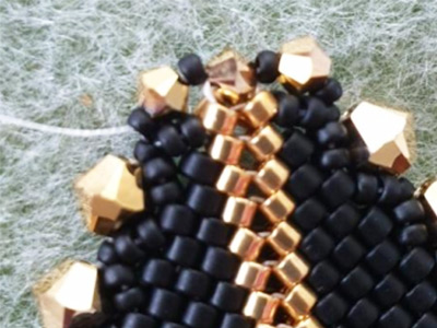 Glittering 3D triangle pendant in Miyuki 11/0 beads and PureCrystal bicones : Step 10 Glittering 3D triangle pendant in Miyuki 11/0 beads and PureCrystal bicones : Step 10