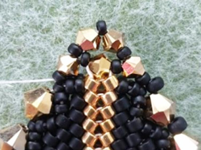 Glittering 3D triangle pendant in Miyuki 11/0 beads and PureCrystal bicones : Step 11 Glittering 3D triangle pendant in Miyuki 11/0 beads and PureCrystal bicones : Step 11