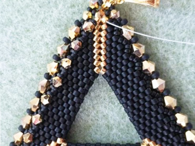 Glittering 3D triangle pendant in Miyuki 11/0 beads and PureCrystal bicones : Step 12 Glittering 3D triangle pendant in Miyuki 11/0 beads and PureCrystal bicones : Step 12