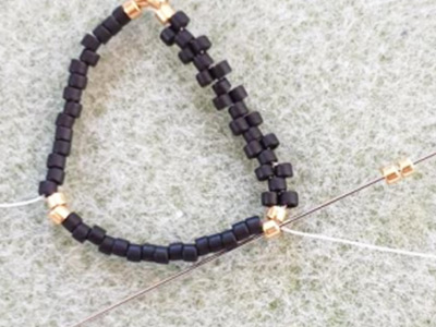 Glittering 3D triangle pendant in Miyuki 11/0 beads and PureCrystal bicones : Step 2 Glittering 3D triangle pendant in Miyuki 11/0 beads and PureCrystal bicones : Step 2