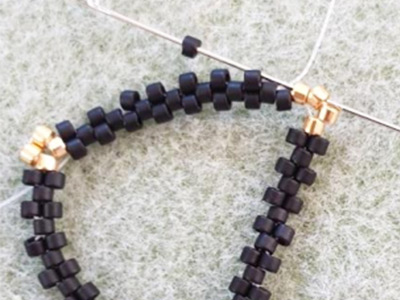 Glittering 3D triangle pendant in Miyuki 11/0 beads and PureCrystal bicones : Step 3 Glittering 3D triangle pendant in Miyuki 11/0 beads and PureCrystal bicones : Step 3